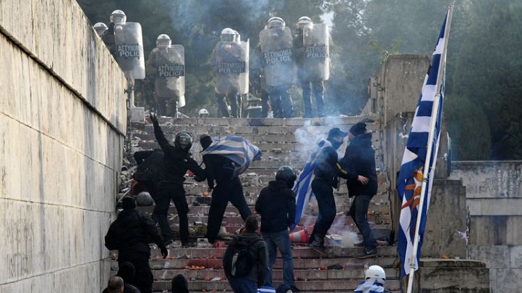 الشرطة اليونانية تطلق الغاز المسيل للدموع على محتجين على اسم مقدونيا