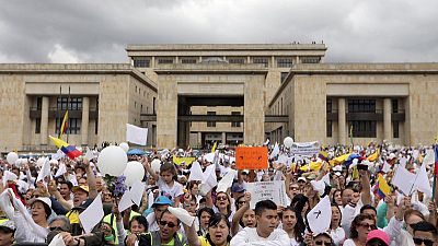 الآلاف يخرجون في مسيرة ضد العنف في كولومبيا بعد هجوم بسيارة ملغومة الآلاف يخرجون في مسيرة ضد العنف في كولومبيا بعد هجوم بسيارة ملغومة