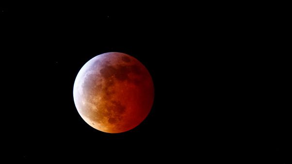 أمريكيون يستمتعون برؤية القمر الدموي العملاق وآخرون يمنعهم الصقيع أمريكيون يستمتعون برؤية القمر الدموي العملاق وآخرون يمنعهم الصقيع