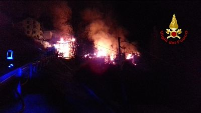 Incendio devasta case frazione bellunese Incendio devasta case frazione bellunese