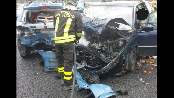 Auto contro pattuglia Polstrada su A2 Auto contro pattuglia Polstrada su A2