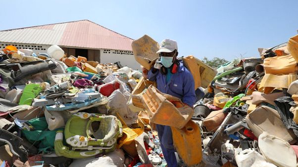 Somalis turn a profit by transforming their scrap plastic Somalis turn a profit by transforming their scrap plastic