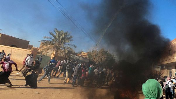 محتجون سودانيون يشتبكون مع الشرطة في الخرطوم وأم درمان محتجون سودانيون يشتبكون مع الشرطة في الخرطوم وأم درمان