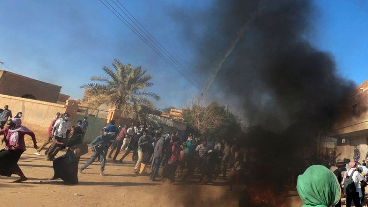 محتجون سودانيون يشتبكون مع الشرطة في الخرطوم وأم درمان