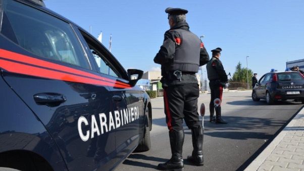 Madre e figlio aggressione con accetta Madre e figlio aggressione con accetta