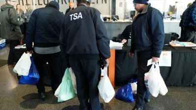 Des fonctionnaires contraints aux banques alimentaires après un mois de "shutdown" Des fonctionnaires contraints aux banques alimentaires après un mois de "shutdown"