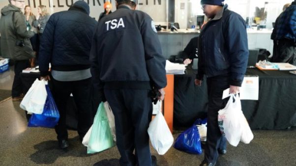 Des fonctionnaires contraints aux banques alimentaires après un mois de "shutdown" Des fonctionnaires contraints aux banques alimentaires après un mois de "shutdown"