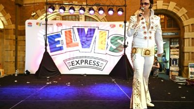 Vive le "King": ces Elvis qui redonnent vie à l'arrière-pays australien Vive le "King": ces Elvis qui redonnent vie à l'arrière-pays australien