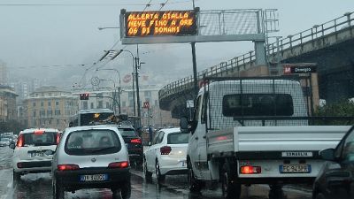 Neve a Genova, code in A10 e bus fermi Neve a Genova, code in A10 e bus fermi