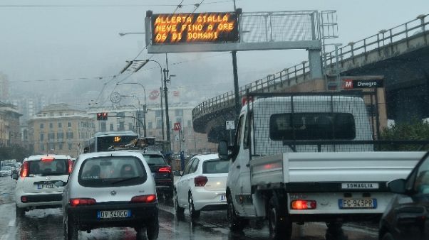 Neve a Genova, code in A10 e bus fermi Neve a Genova, code in A10 e bus fermi