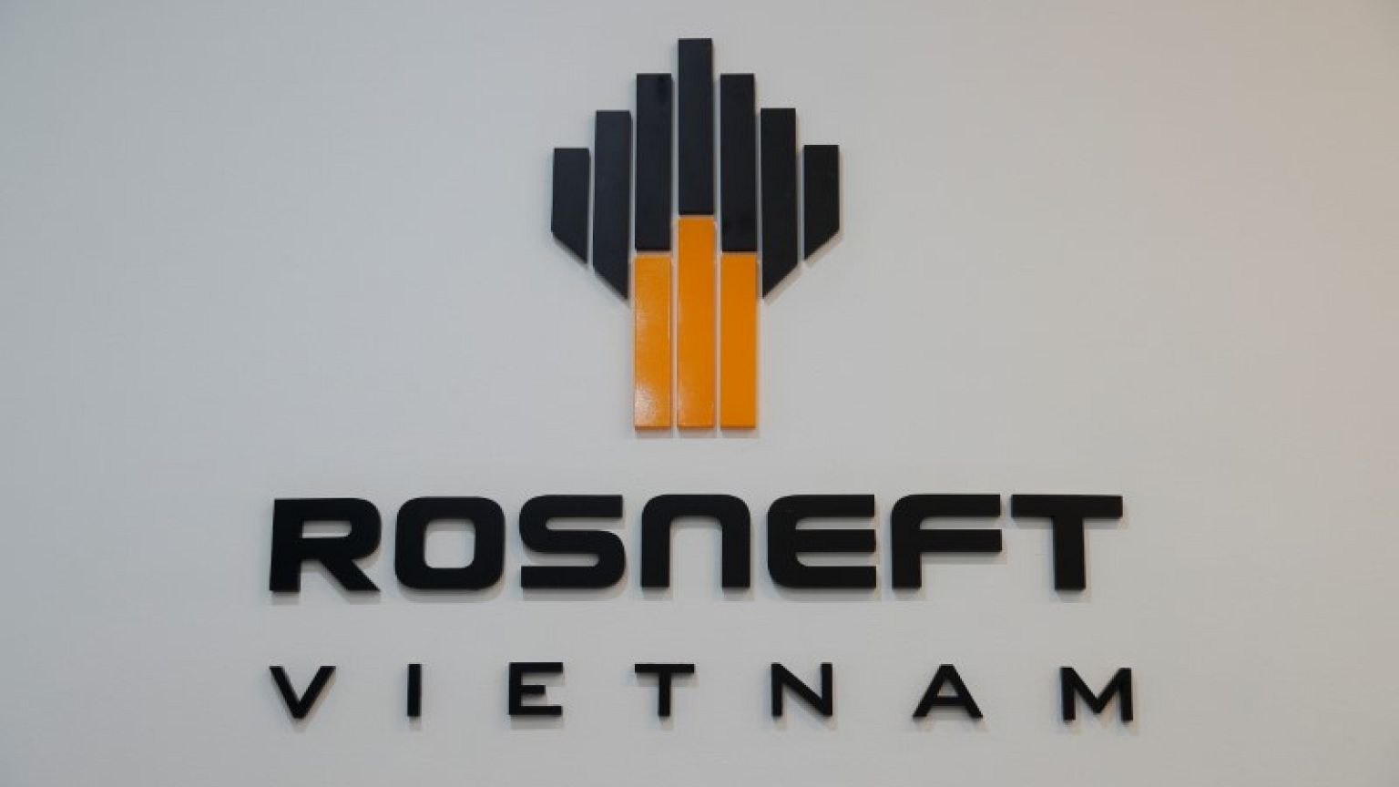 Rosneft halted oil output at 1,200 wells after fire this month - source