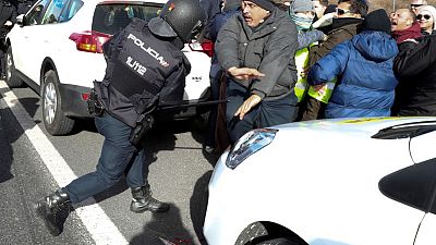 سيارات الأجرة في مدريد تمنع الوصول لمعرض سياحي احتجاجا على أوبر