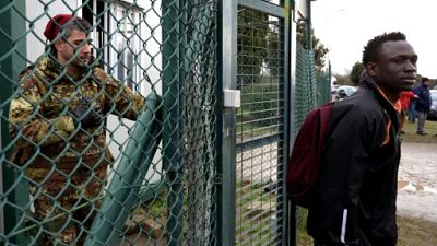 De l'accueil à la rue, polémique après la fermeture d'un centre de migrants en Italie De l'accueil à la rue, polémique après la fermeture d'un centre de migrants en Italie