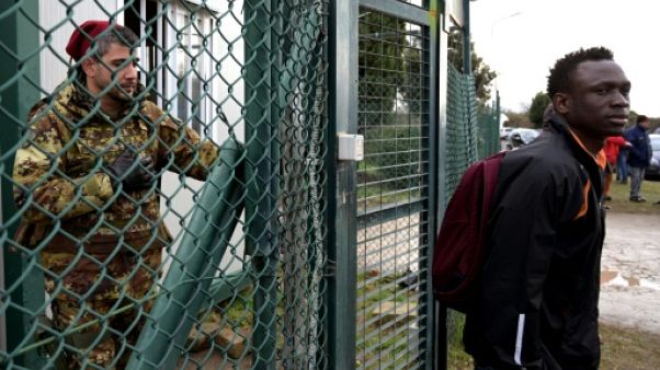 De l'accueil à la rue, polémique après la fermeture d'un centre de migrants en Italie De l'accueil à la rue, polémique après la fermeture d'un centre de migrants en Italie