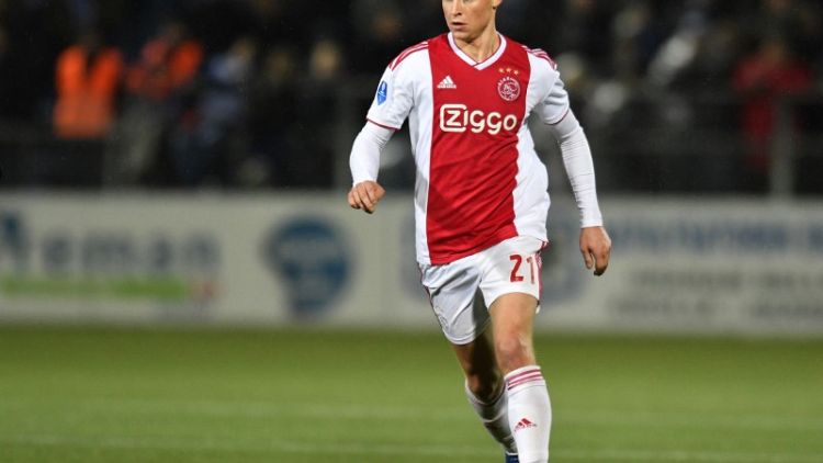 Barcelona to sign Ajax's De Jong in €86 million deal