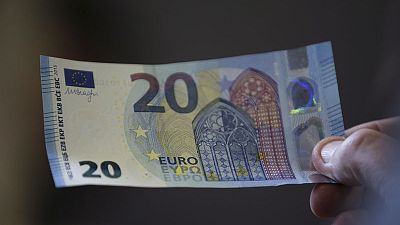 اليورو يهبط لأقل سعر في 3 أسابيع مع تأهب الأسواق لنبرة حذرة من المركزي