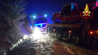 Maltempo: tir bloccati da neve Maltempo: tir bloccati da neve