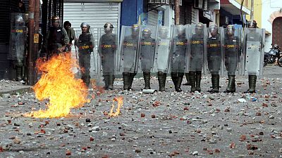 بعد سحب البساط من الرئيس الفنزويلي مادورو.. المعارضة تسعى لمواصلة الضغط