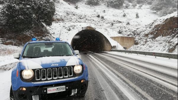 Neve, stop a traffico pesante su Ss 131 Neve, stop a traffico pesante su Ss 131