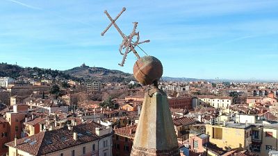Riaperta chiesa con croce inclinata Riaperta chiesa con croce inclinata