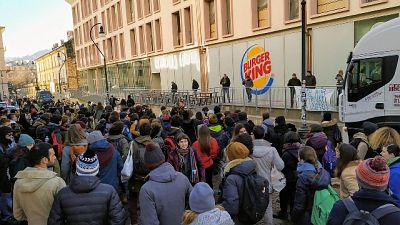 Flash mob contro fastfood, tafferugli Flash mob contro fastfood, tafferugli