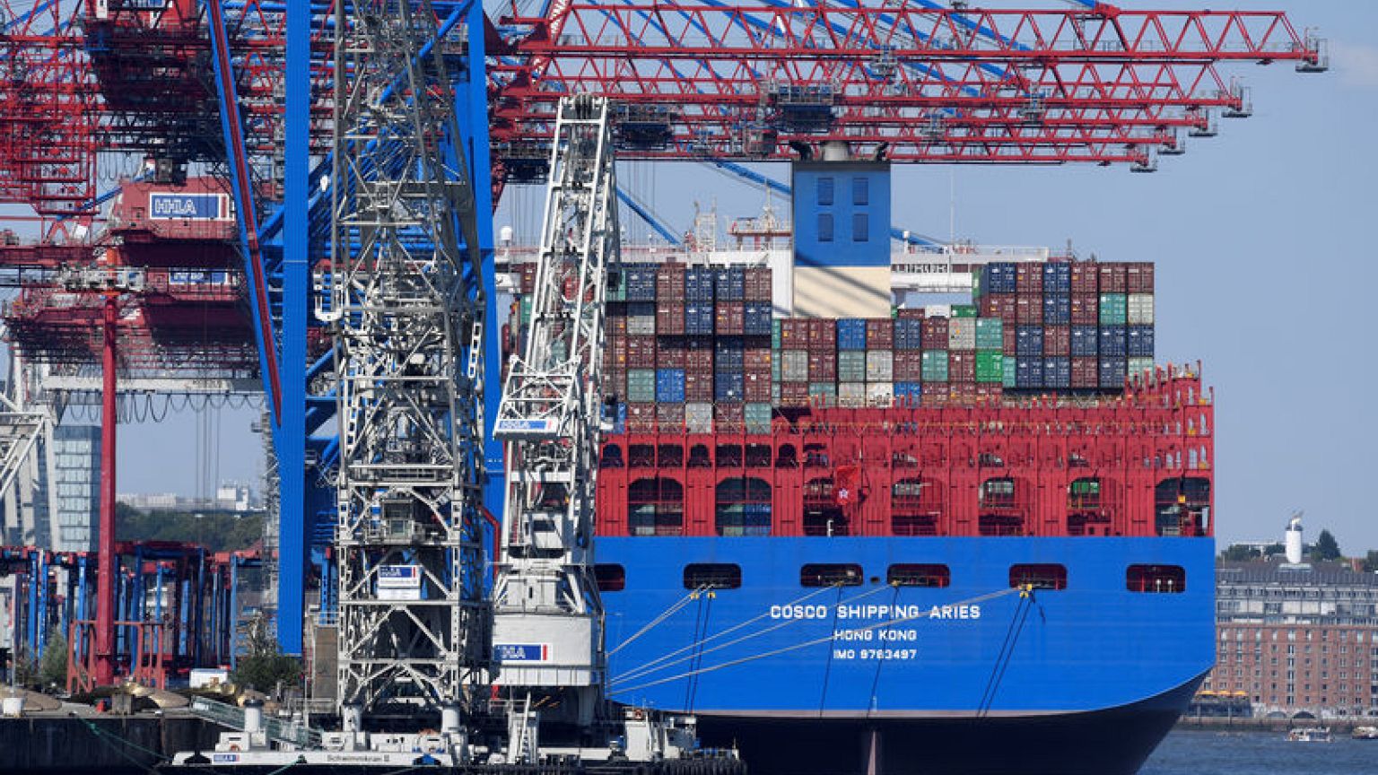 Global shipping rates slump in latest sign of economic slowdown