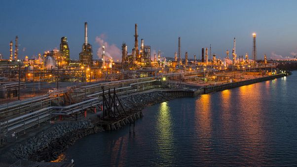 النفط يرتفع 1% مع تهديد أمريكا بعقوبات على فنزويلا النفط يرتفع 1% مع تهديد أمريكا بعقوبات على فنزويلا