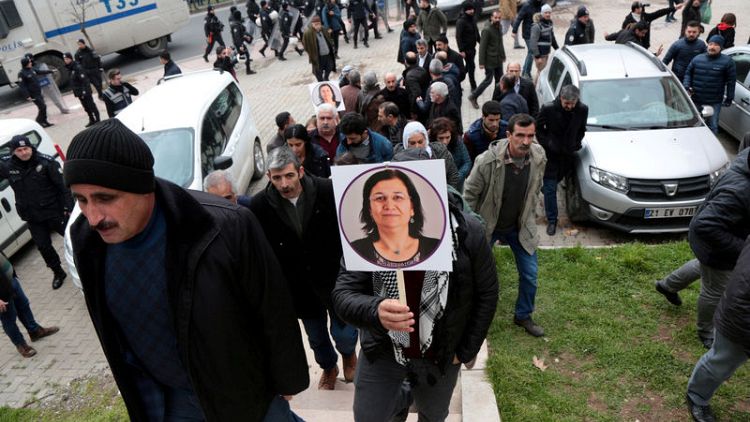 محكمة تركية تأمر بالإفراج عن نائبة كردية أضربت عن الطعام