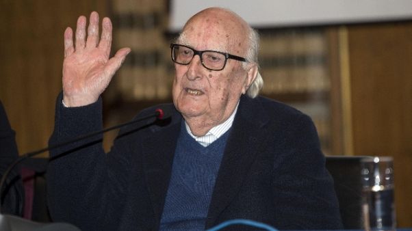 Da Camilleri a Benigni appello migranti Da Camilleri a Benigni appello migranti