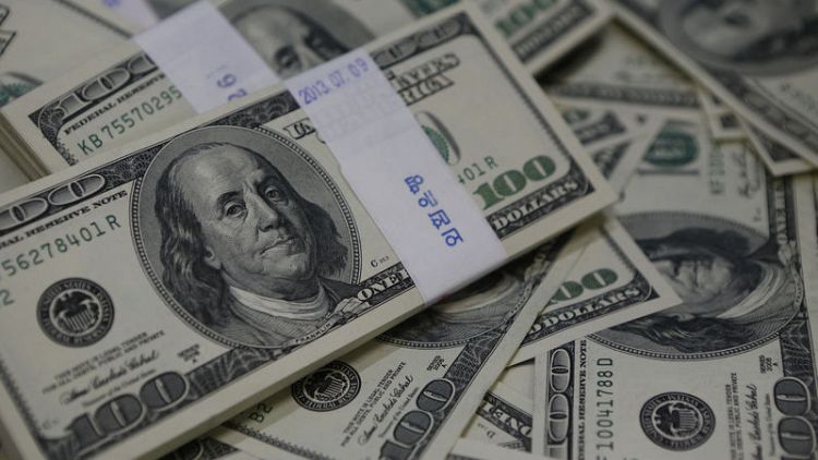 الدولار ينخفض مع عودة التركيز إلى اجتماع المركزي الأمريكي