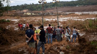 Barrage au Brésil: 34 morts et 300 disparus, recherches suspendues Barrage au Brésil: 34 morts et 300 disparus, recherches suspendues