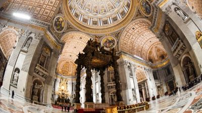 La Basilique Saint-Pierre de Rome se dévoile avec un puissant éclairage La Basilique Saint-Pierre de Rome se dévoile avec un puissant éclairage