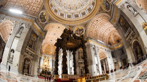 La Basilique Saint-Pierre de Rome se dévoile avec un puissant éclairage La Basilique Saint-Pierre de Rome se dévoile avec un puissant éclairage
