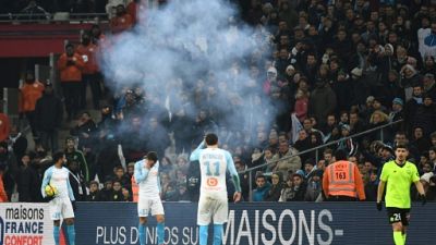 Reprise d'OM-Lille, interrompu 35 mn après l'explosion d'un pétard à proximité des joueurs marseillais Reprise d'OM-Lille, interrompu 35 mn après l'explosion d'un pétard à proximité des joueurs marseillais