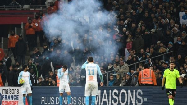 Reprise d'OM-Lille, interrompu 35 mn après l'explosion d'un pétard à proximité des joueurs marseillais Reprise d'OM-Lille, interrompu 35 mn après l'explosion d'un pétard à proximité des joueurs marseillais