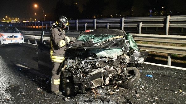 Auto contromano, un morto e 4 feriti Auto contromano, un morto e 4 feriti