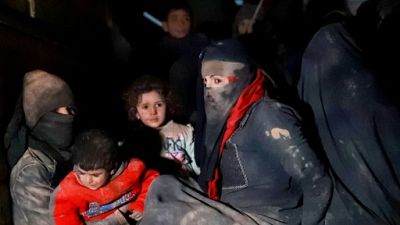 En Syrie, civils et proches de jihadistes fuient l'ultime fief de l'EI En Syrie, civils et proches de jihadistes fuient l'ultime fief de l'EI