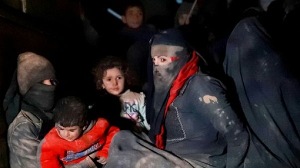 En Syrie, civils et proches de jihadistes fuient l'ultime fief de l'EI En Syrie, civils et proches de jihadistes fuient l'ultime fief de l'EI