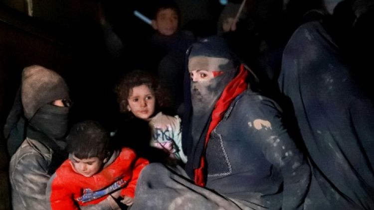 En Syrie, civils et proches de jihadistes fuient l'ultime fief de l'EI