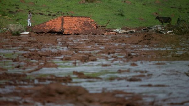 Brésil : près du barrage, des maisons englouties par la boue Brésil : près du barrage, des maisons englouties par la boue