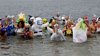 نحو 2000 يشاركون في سباق بمياه الدانوب المتجمدة في ألمانيا