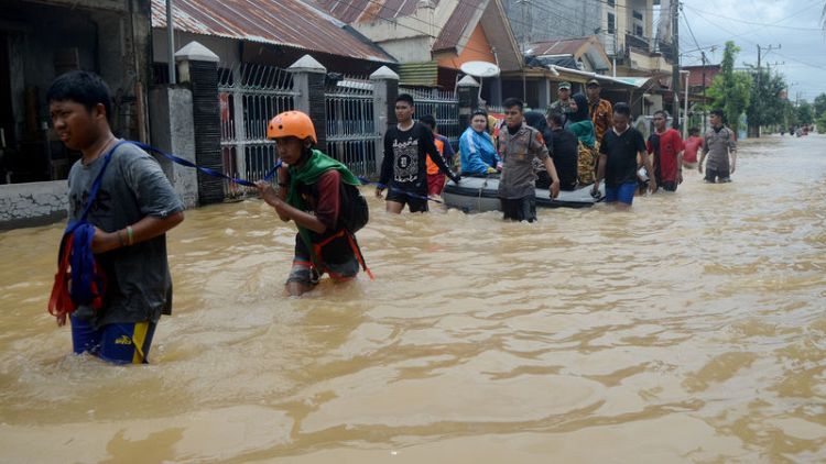 ارتفاع عدد ضحايا فيضانات وانهيارات جليدية في إندونيسيا إلى 68