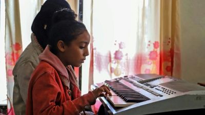 Au Yémen en guerre, des enfants trouvent du réconfort dans la musique Au Yémen en guerre, des enfants trouvent du réconfort dans la musique