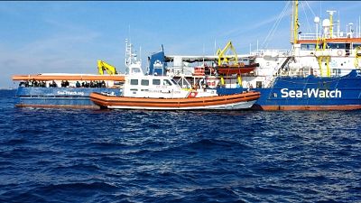 Delegazione deputati lascia Sea Watch Delegazione deputati lascia Sea Watch