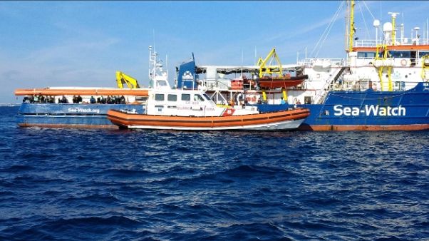 Delegazione deputati lascia Sea Watch Delegazione deputati lascia Sea Watch