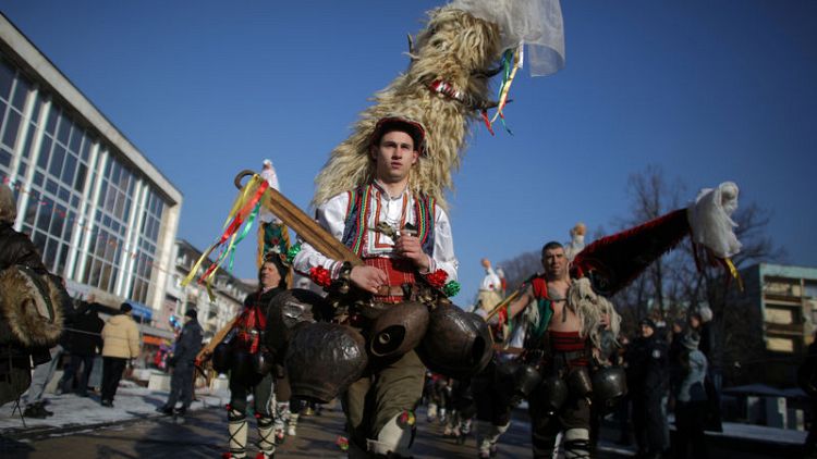 مدينة بلغارية تطرد الأرواح الشريرة بمهرجان زاخر بالألوان