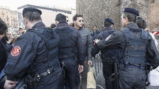 Sfruttano migranti in sicurezza concerti Sfruttano migranti in sicurezza concerti