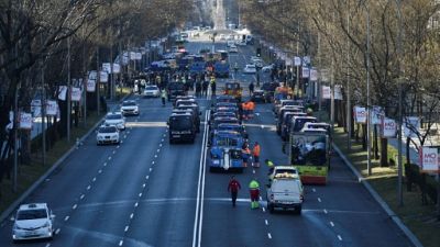 La police espagnole déloge les taxis qui poursuivent leur grève La police espagnole déloge les taxis qui poursuivent leur grève