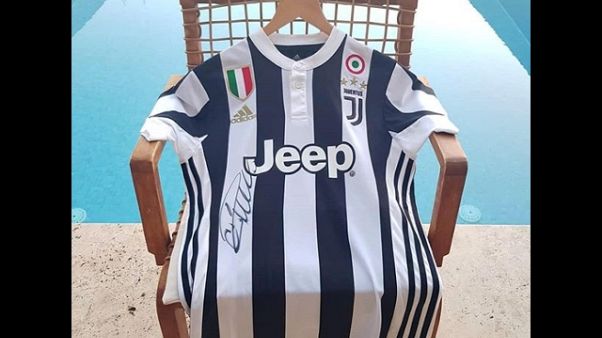 Juve: CR7 'risarcisce' fan colpita Juve: CR7 'risarcisce' fan colpita