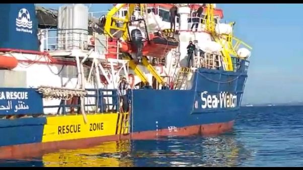 Salvini,ok sbarco SeaWatch se trasferiti Salvini,ok sbarco SeaWatch se trasferiti